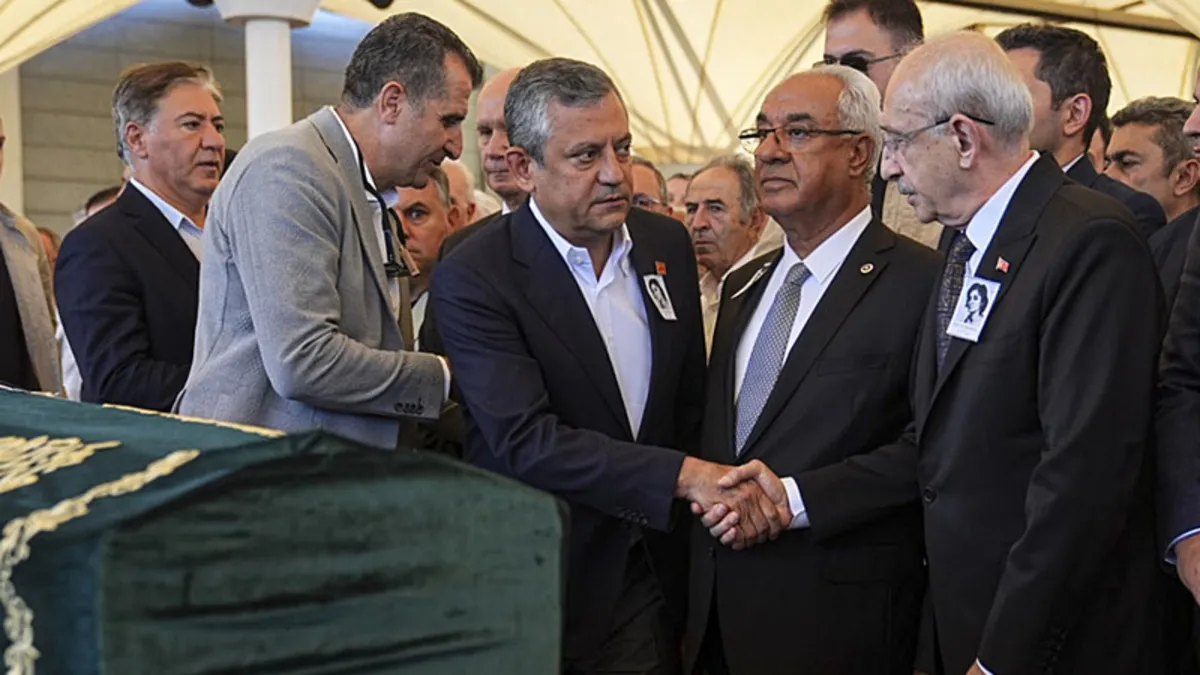 Kemal Kılıçdaroğlu ile Özgür Özel arasında soğuk tokalaşma! Cenaze töreninde “Genel Başkan benim” krizi Kemal Kılıçdaroğlu ile Özgür Özel arasında soğuk tokalaşma! Cenaze töreninde “Genel Başkan benim” krizi