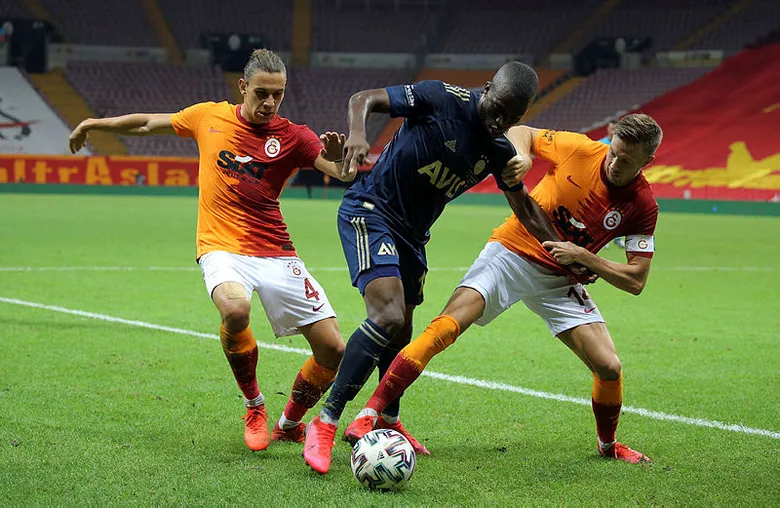 galatasaray-fenerbahce-derbilerinin-faturasi-agir-oluyor-en-cok-ceza-alan-oyuncular-ve-fatih-terim-1637306359241.jpg