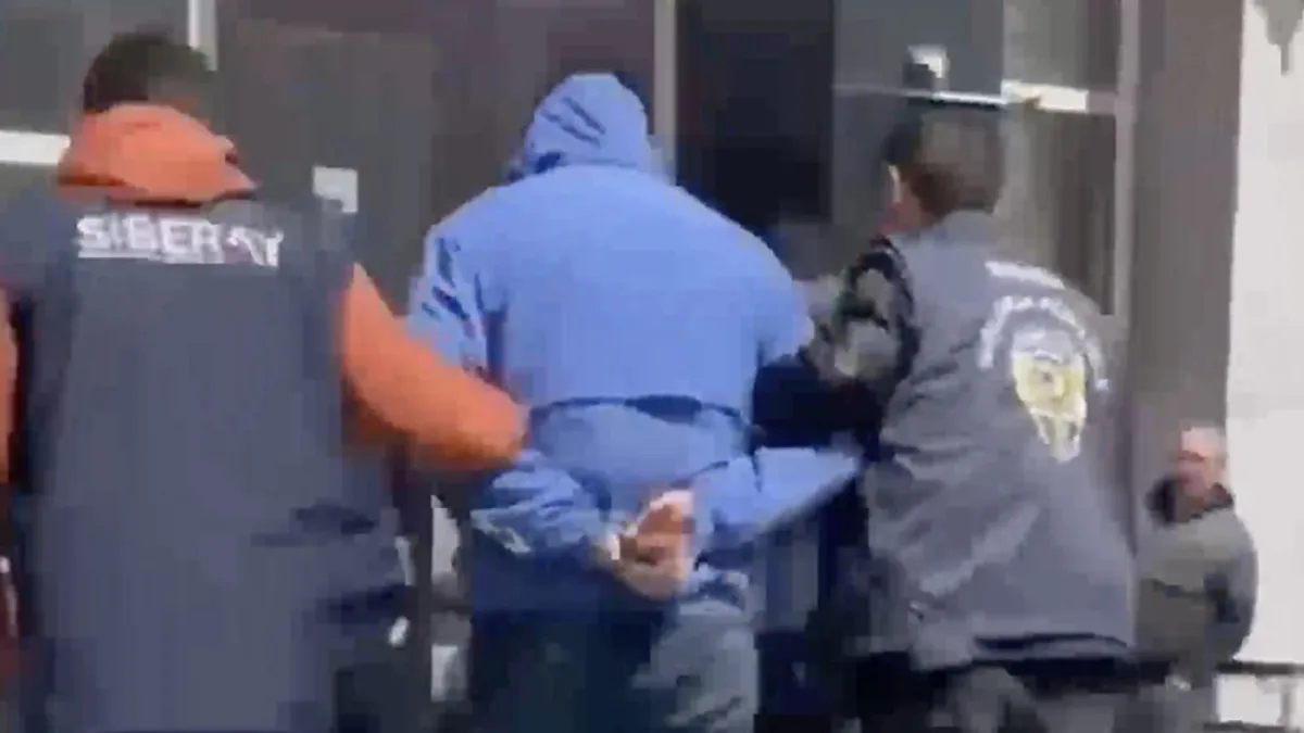 Sahte site ilanlarıyla 22 milyon lira dolandırdılar: 7 şüpheli tutuklandı Sahte site ilanlarıyla 22 milyon lira dolandırdılar: 7 şüpheli tutuklandı