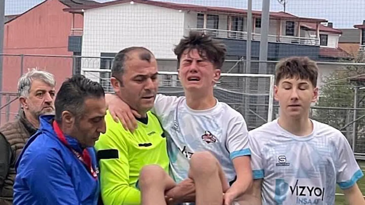 Sakatlanan futbolcuyu maçın hakemi kucağında taşıdı Sakatlanan futbolcuyu maçın hakemi kucağında taşıdı