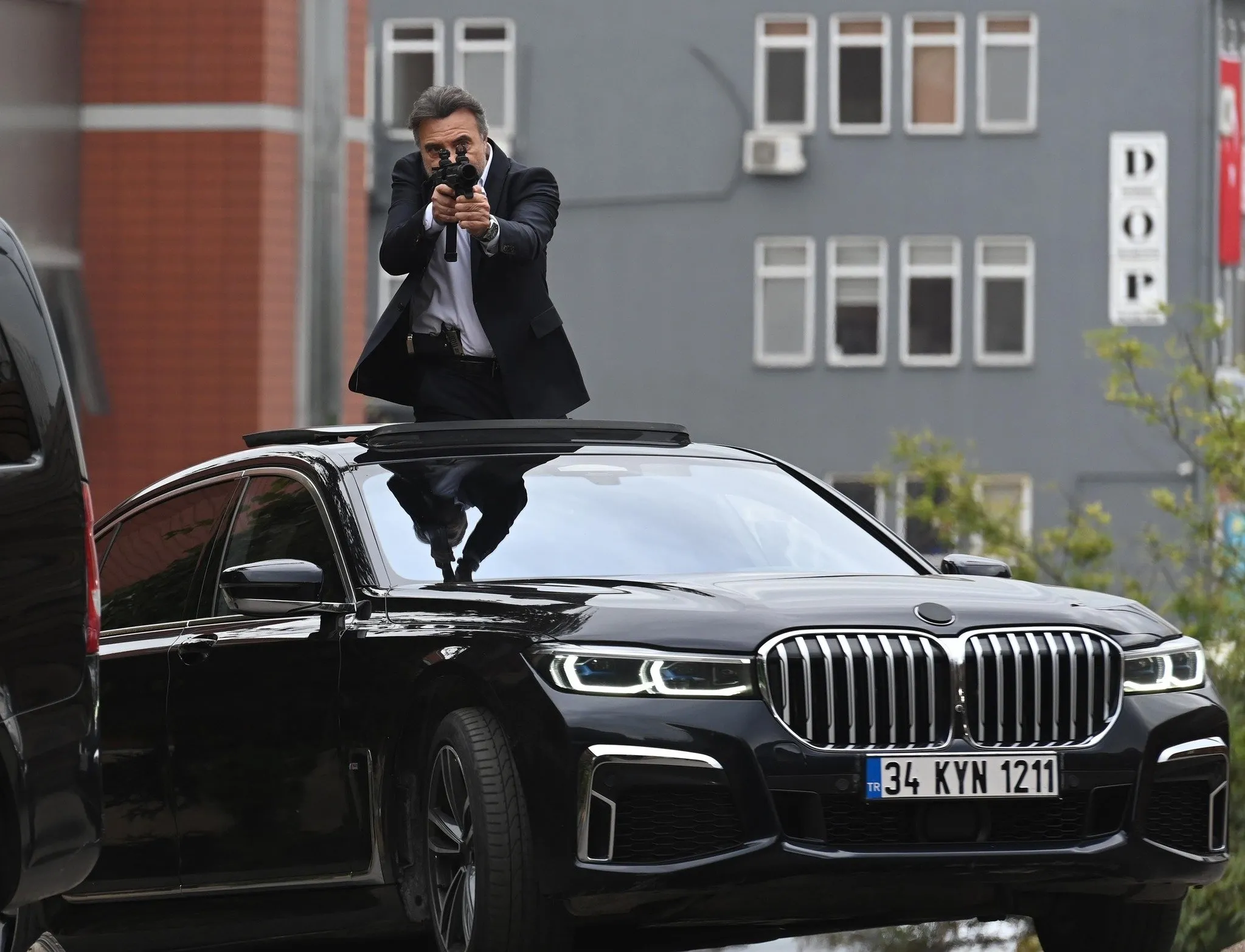 BEN BU CİHANA SIĞMAZAM LEYLA ÖLDÜ MÜ, yaşıyor mu? Silahla vuruldu! Ebru Özkan Ben Bu Cihana Sığmazam’dan ayrıldı mı, çıktı mı?