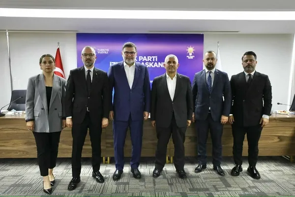 ak-parti-izmir-il-baskani-bilal-saygili-kum-saati-islemeye-basladi-1713350070302.jpg