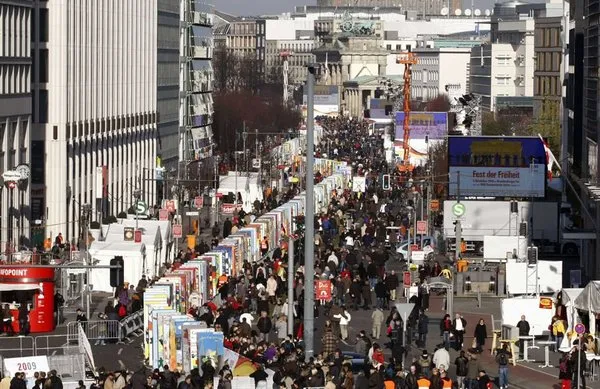 Yıkılışının 20. yılında domino taşlarından Berlin Duvarı