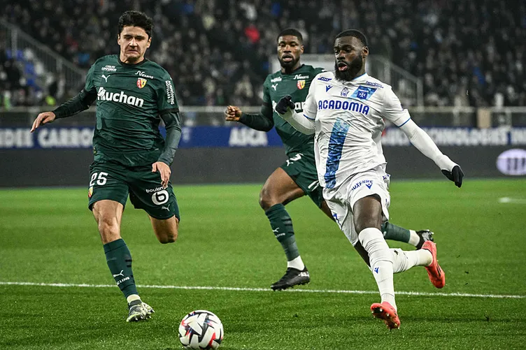 SON DAKİKA: Fenerbahçe ezeli rakibinin eski yıldızı için kolları sıvadı! Bomba gelişme ortaya çıktı...