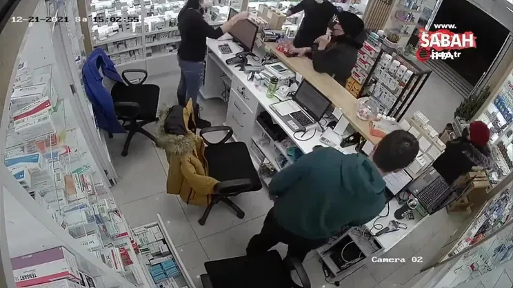 Çankaya'da ilaç iade etmek isteyen şahıs eczacılara böyle saldırdı | Video