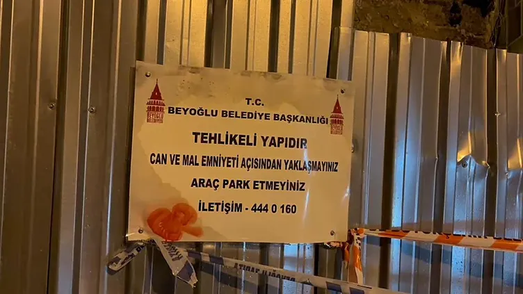 Beyoğlu’nda bir binada kısmi çökme meydana geldi!