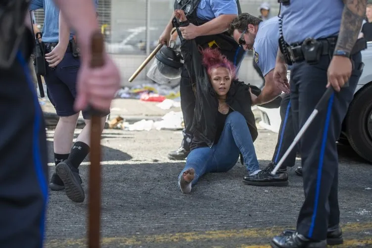 ABD'de öfke kaosa döndü| Washington'da sokağa çıkma yasağı ilan edildi! George Floyd'un öldürülmesinin ardından başlayan protestolarda son dakika gelişmeler...