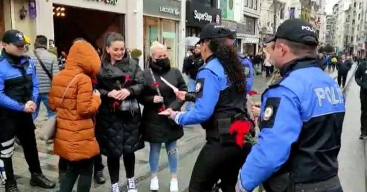 Dünya kadınlar gününde polis Taksim’de kadınlara çiçek dağıttı