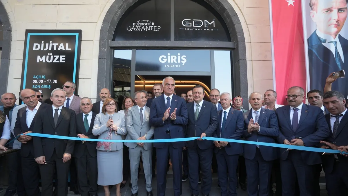 Gaziantep’e yeni kongre, kültür ve fuar merkezi için ilk adım atıldı! Gaziantep’e yeni kongre, kültür ve fuar merkezi için ilk adım atıldı!