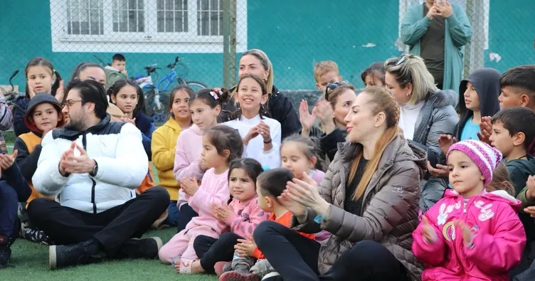 Asrın felaketinin yıldönümünde ünlüler konteyner kenti ziyaret etti