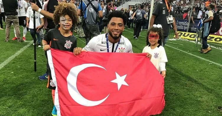 Colin Kazım şampiyonuluğu Türk bayrağıyla kutladı