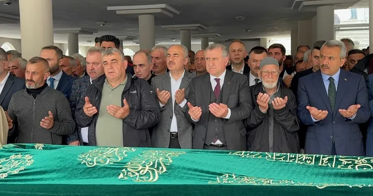 Bakan Bak amcasını toprağa verdi