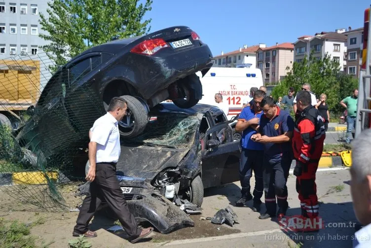 Bartın’da inanılmaz kaza: Otomobil, çarptığı otomobilin üzerinde kaldı