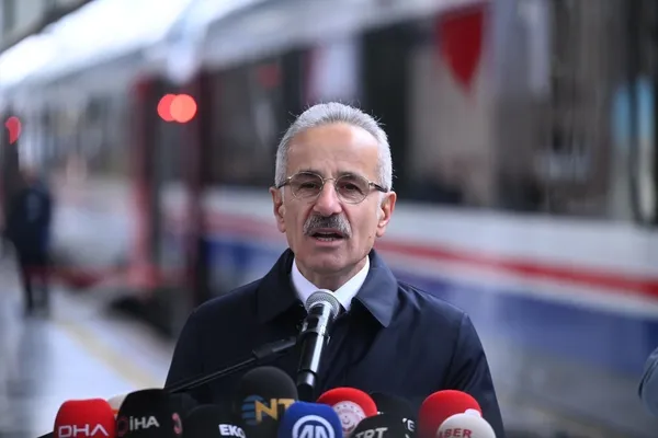 bakan-uraloglu-yht-ve-ana-hat-trenlerinde-74-milyon-engelli-yolcu-tasindi-1733228741919.jpg