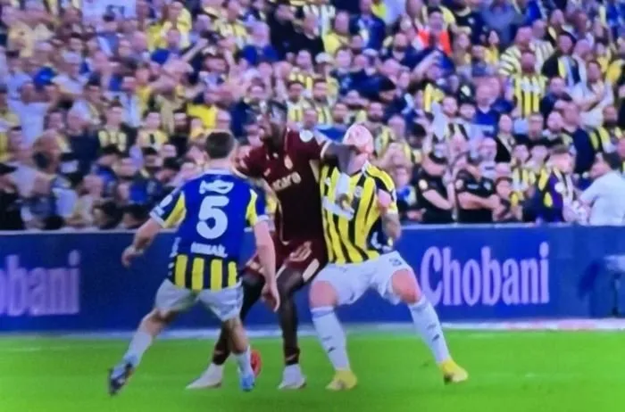 Son dakika haberi: Fenerbahçe - Trabzonspor maçında olay olan iki karar! Kadıköy’de önce gol iptali, sonra kırmızı kart...
