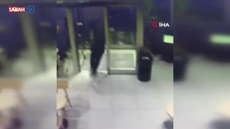 AVM'de kuyumcu soyan şahsın saklandığı havalandırmadan atladığı anlar kamerada | Video