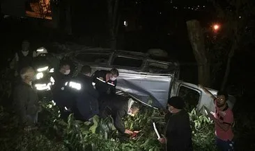 Trabzon’da bir araç çay tarlasına yuvarlandı: 2 yaralı
