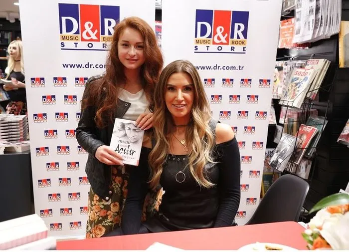 Insani Insan Acitir In Ilk Imza Gunu Nisantasi D R Da Gerceklesti Kultur Sanat Haberleri