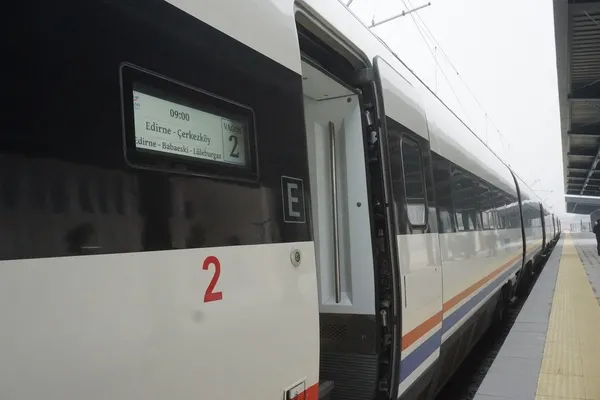 edirneden-cerkezkoye-hizli-tren-donemi-45-saatlik-yolculuk-54-dakikaya-indi-1791627647643.jpg