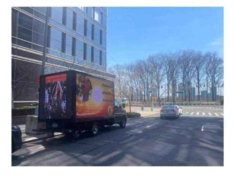 Terör destekçileri Öcalan PKK ve HDP görselli kamyonu New York’ta Türkevi önüne park ettiler