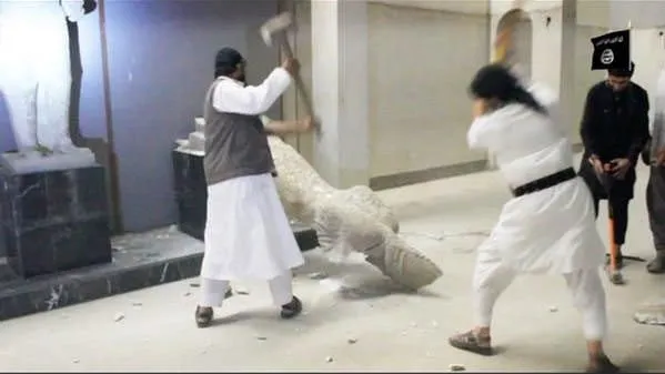IŞİD Palmira’da tarihi eserleri balyozlarla yok ediyor