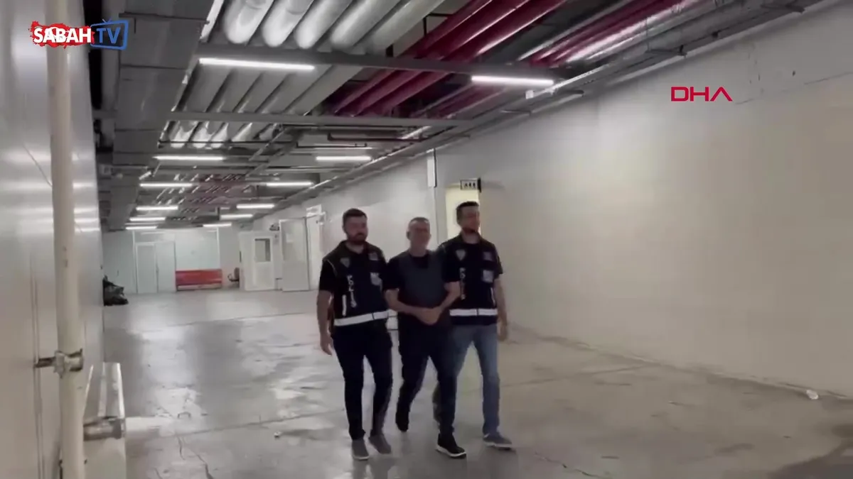 Ahbap soruşturmasında 14 şüpheli tutuklandı! Haluk Levent’in elleri kelepçeli görüntüsü ortaya çıktı | Video videosunu izle Ahbap soruşturmasında 14 şüpheli tutuklandı! Haluk Levent’in elleri kelepçeli görüntüsü ortaya çıktı | Video videosunu izle
