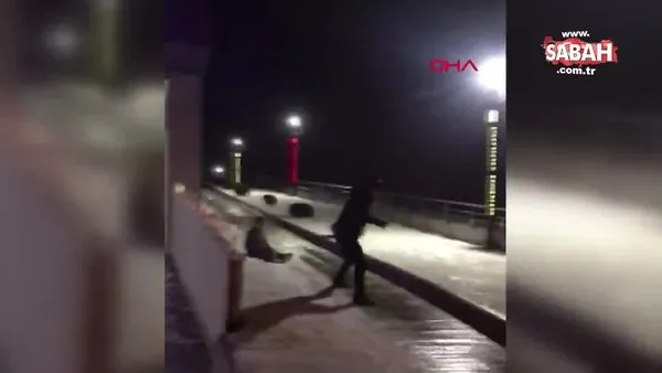 İstanbul başına aldığı darbe ile hafıza kaybı yaşayan gencin buzda kayarak düşme anı kamerada | Video