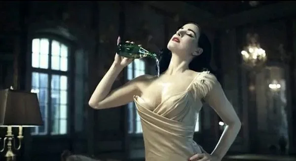 Ünlü striptizciden soda reklamı