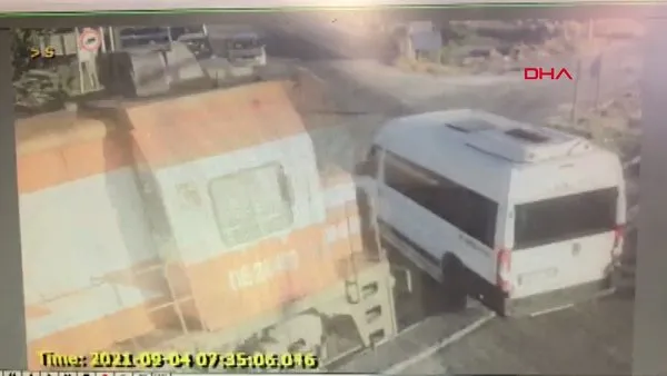 SON DAKİKA: Tekirdağ'da trenin minibüse çarpma anı görüntüleri ortaya çıktı! 6 ölü 6 yaralı... Dehşet anı kamerada