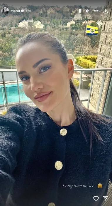 Doğal güzelliğiyle büyüledi! Fahriye Evcen siyahlar içinde takipçilerine seslendi “Görüşmeyeli uzun zaman oldu…”