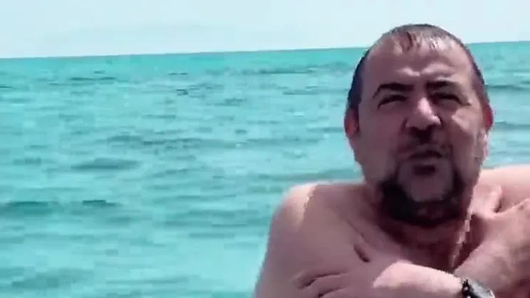 Ata Demirer paylaşımıyla takipçilerini güldürdü! Ünlü komedyen Ata Demirer yaz sezonunu erken açtı: Üşümüyorum ki! | Video