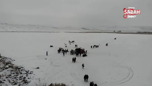 Kars’ta buz üstünde atlı kızakla gezdiler, soğuğa aldırış etmeden horon teptiler
