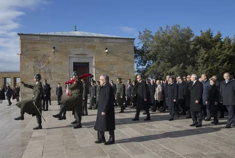 Devlet erkanı Atatürk’ü Anıtkabir’de andı