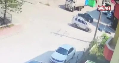 Otomobile çarpan motosikletlinin havada takla atması kamerada