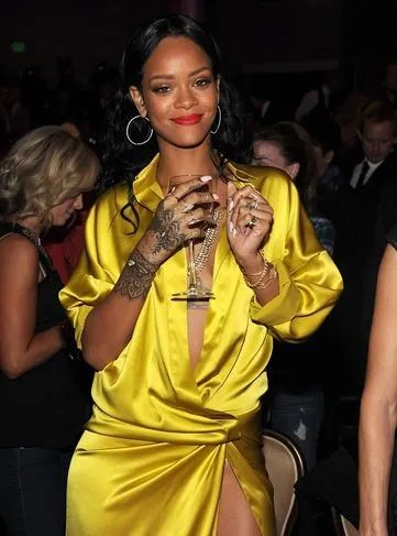 Rihanna’dan cesur kıyafet
