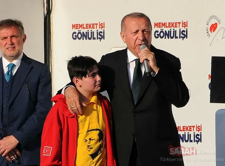 Erdoğan’ın sahneye çağırdığı Emirhan büyük sevinç yaşadı