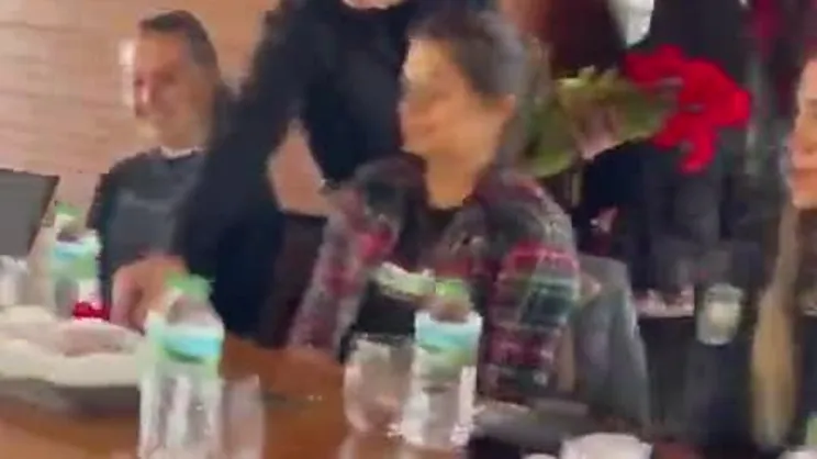 En özel yemek... Kadınlara çiçek ve hediyeler verdiler... | Video