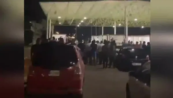 KKTC Sınır kapısında taşkınlık çıkaran Rumlara Türk vatandaşlardan Mehterli ders! | Video