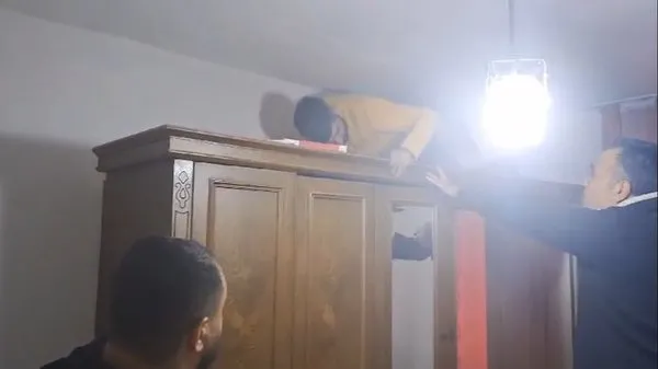 polis-hirsizi-saklandigi-dolapta-yakaladi-1729412407533.jpg