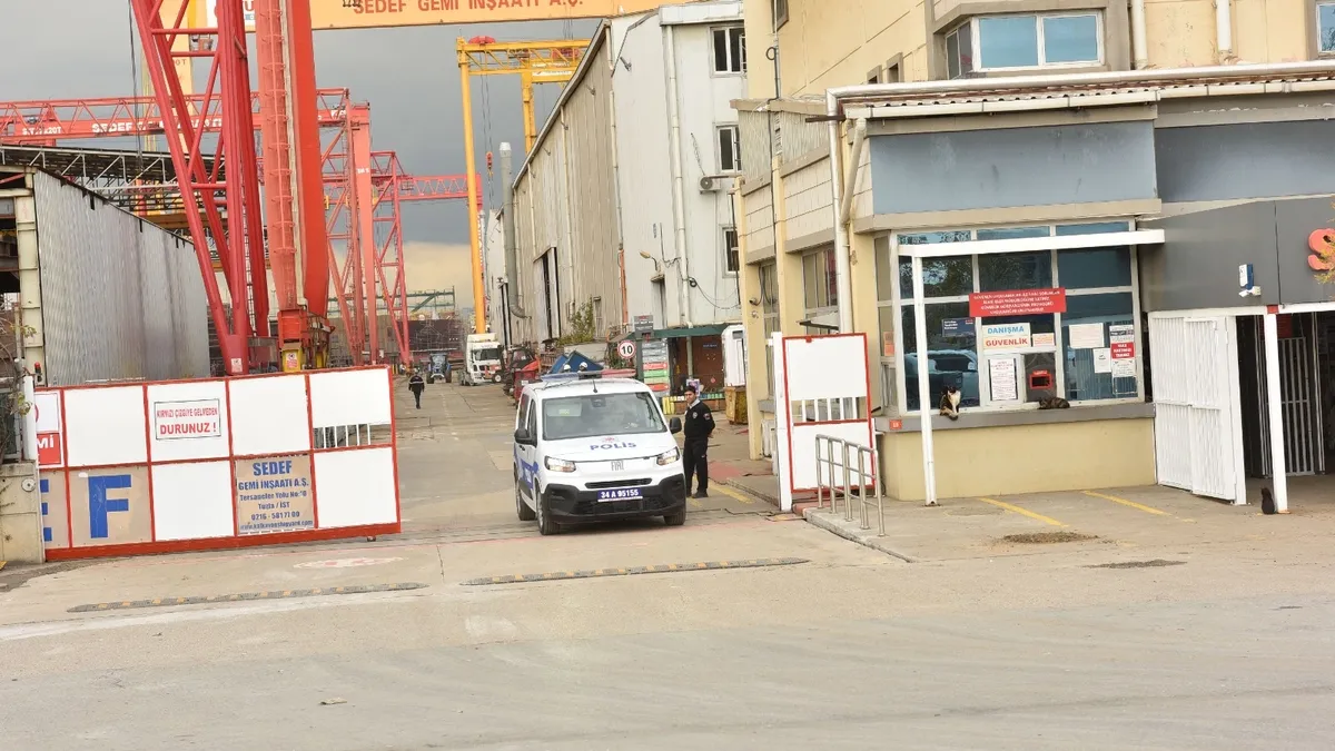 Tersanede iskele çöktü: 2 işçi yaralandı Tersanede iskele çöktü: 2 işçi yaralandı