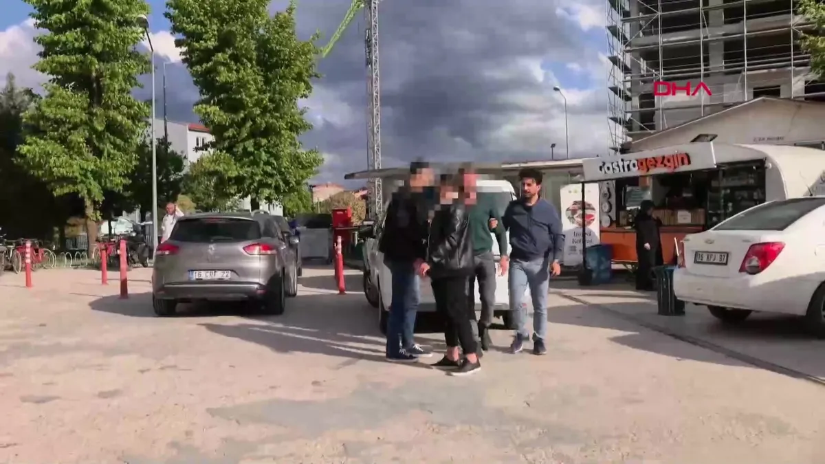 Bursa’da ‘faul’ nedeniyle tartıştığı kişiyi 3 ay sonra bıçaklayan şüpheli ile ağabeyi yakalandı | Video videosunu izle Bursa’da ‘faul’ nedeniyle tartıştığı kişiyi 3 ay sonra bıçaklayan şüpheli ile ağabeyi yakalandı | Video videosunu izle