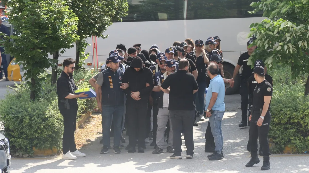 Eskişehir'de yasa dışı bahis operasyonu kapsamında adliyeye sevk edilen şüpheliler