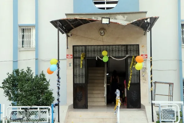 taburcu-olan-ecrin-pasta-ve-balonlarla-karsilandi-1781596293272.jpg
