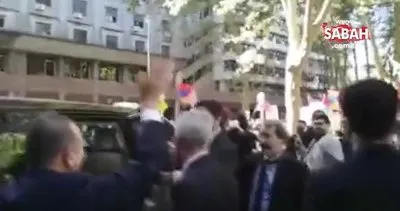 Bakan Çavuşoğlu, Uruguay’da Türkiye aleyhine slogan atan Ermeni protestoculara Bozkurt işareti ile yanıt verdi | Video