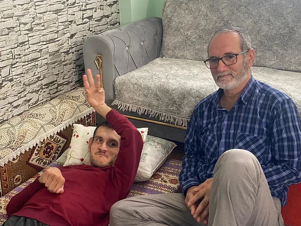 baba-yuregi-engel-tanimadi-engelli-oglu-icin-icatlar-yapip-hayatini-kolaylastirdi-1775913428433.jpeg