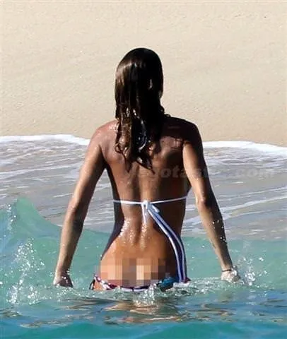 Elisabetta Canalis'in bikinisi dalgalara kapıldı
