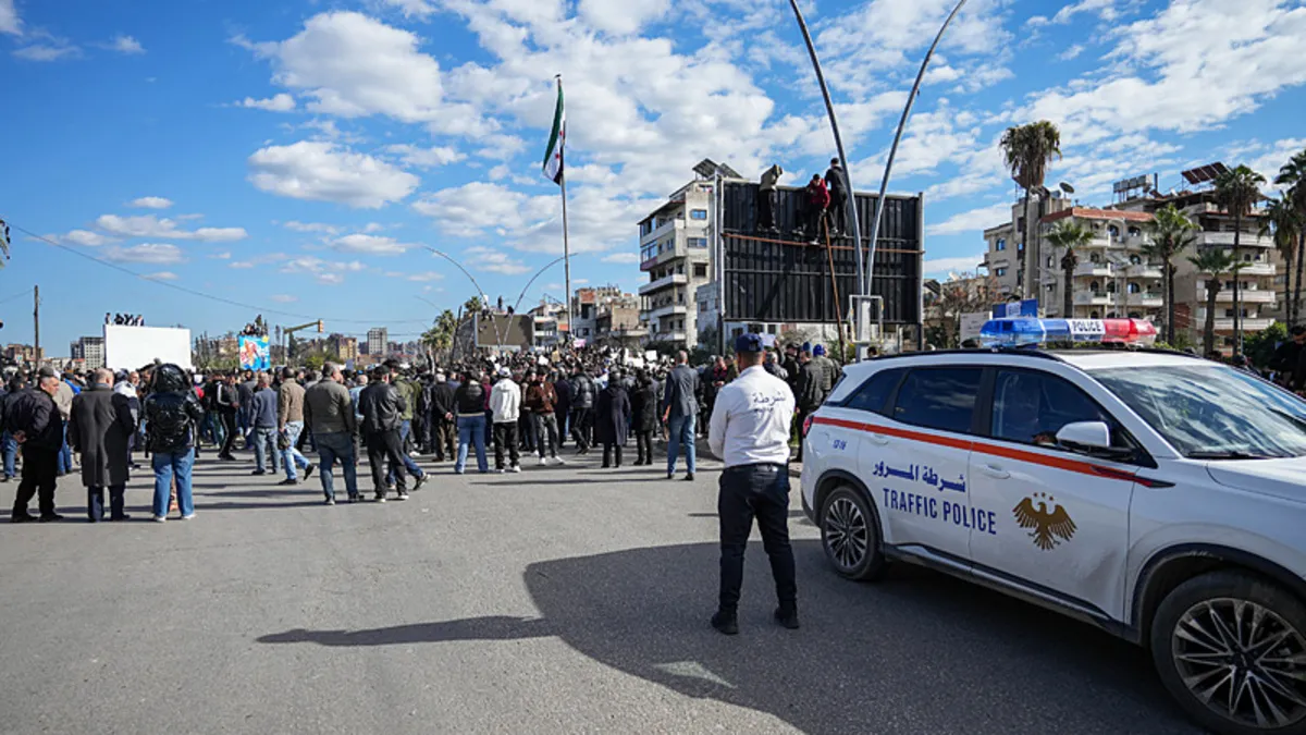 Federasyon bahanesiyle kaos: Suriye’de provokatif eylemler patlak verdi! Güvenlik güçleri hedef alındı