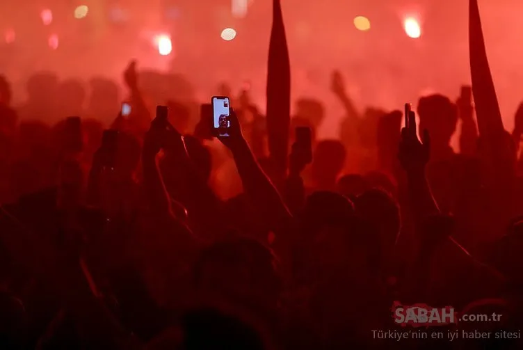 Galatasaray taraftarı şampiyonluğu İstiklal Caddesi’nde kutladı