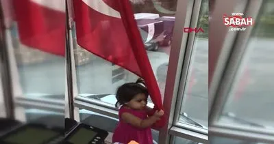 Bir buçuk yaşındaki minik Doğa’nın bayrak sevgisi