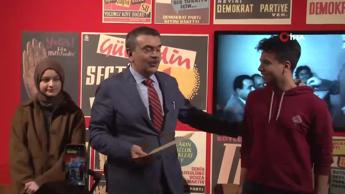 Bakan Tekin’den, Fadime öğretmene doğum günü sürprizi | Video videosunu izle Bakan Tekin’den, Fadime öğretmene doğum günü sürprizi | Video videosunu izle